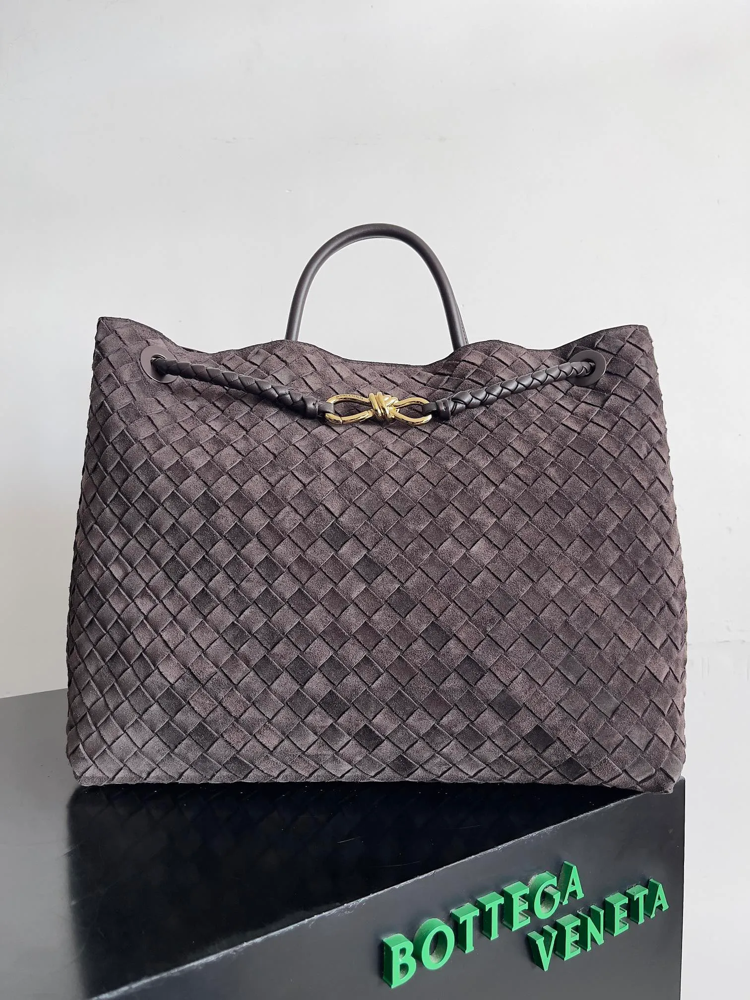 Batch 3760 Recently, the same style of bag that celebrities love is both high-end and practical. Michelle Yeoh, Kim Namjoon, Jing Boran, Tong Liya, Sun Qian, Wu Qianyu, Du Juan, Ma Yili and Bai Baihe are all carrying Bottega Veneta summer series Andiamo handbags. Andiamo has a simple structure and rounded lines. The whole piece is made of Nappa leather. It is comfortable, soft and dynamic. It adds interest to daily life and can be easily matched with various styles. Andiamo handbags are available in three sizes: small, medium and large. There are many colors to choose from, which can meet different needs. You can really carry it whether it is daily or attending events. Style number: 743575 Size: 45*22*34cm